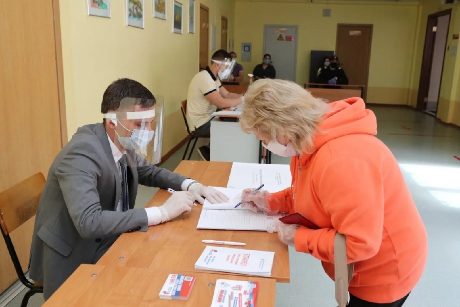 В качестве избирают. Выборы в масках. Комиссия на выборах. Избирательная комиссия на выборах. Выборы фото.