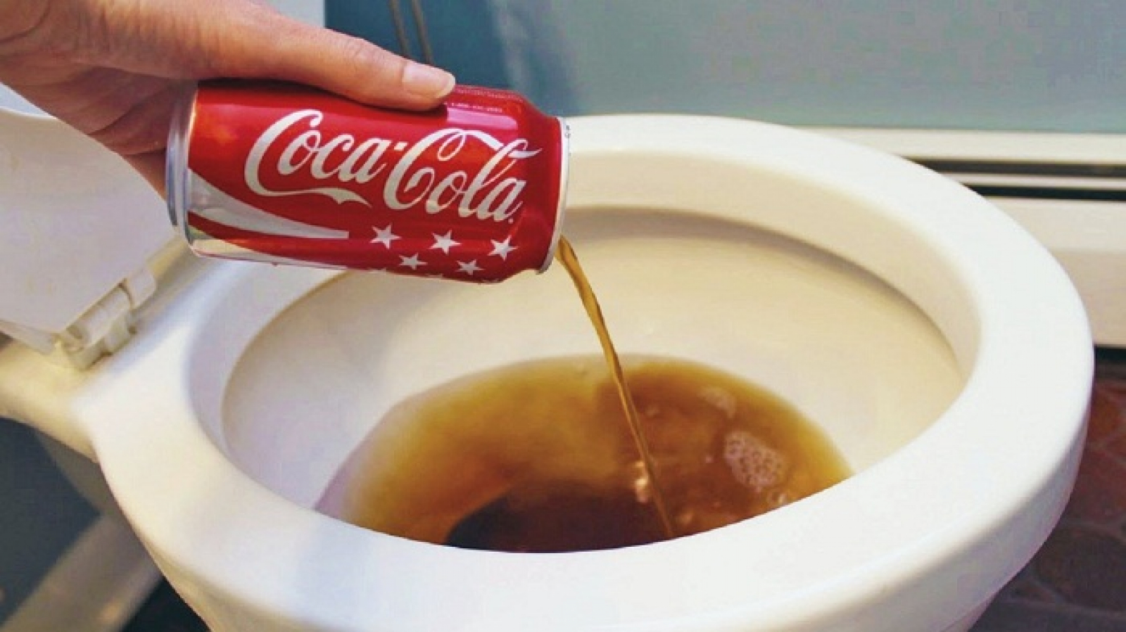 Как отмыть колу. Кока кола для очистки унитаза. Cool Cola выливают в унитаз.