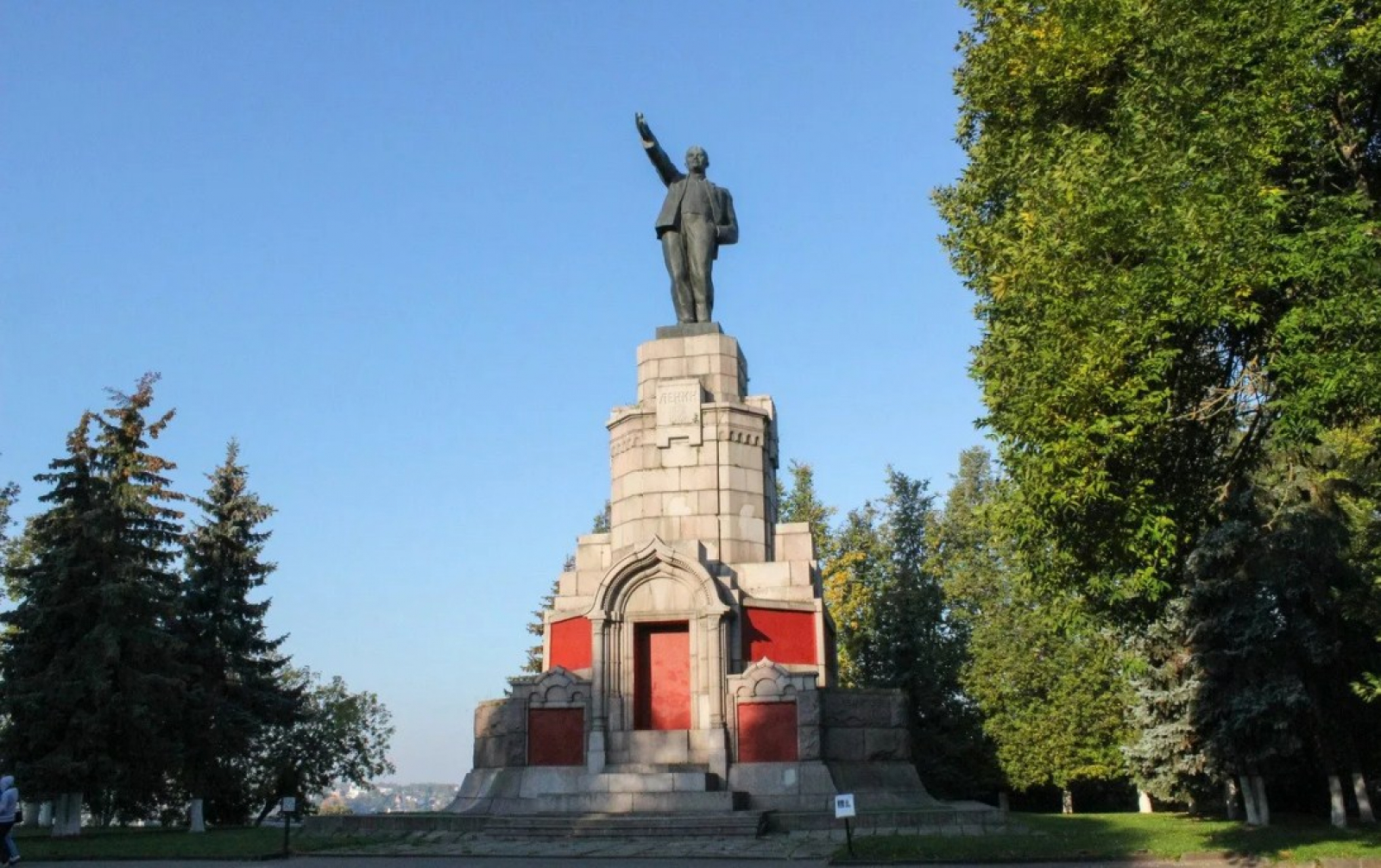 Памятник в центральном парке. Памятник Ленину в Костроме. Памятник в парке Ленина Кострома. Памятник Ленину в Костроме Романовы. Памятник 300 летию Романовых в Костроме.