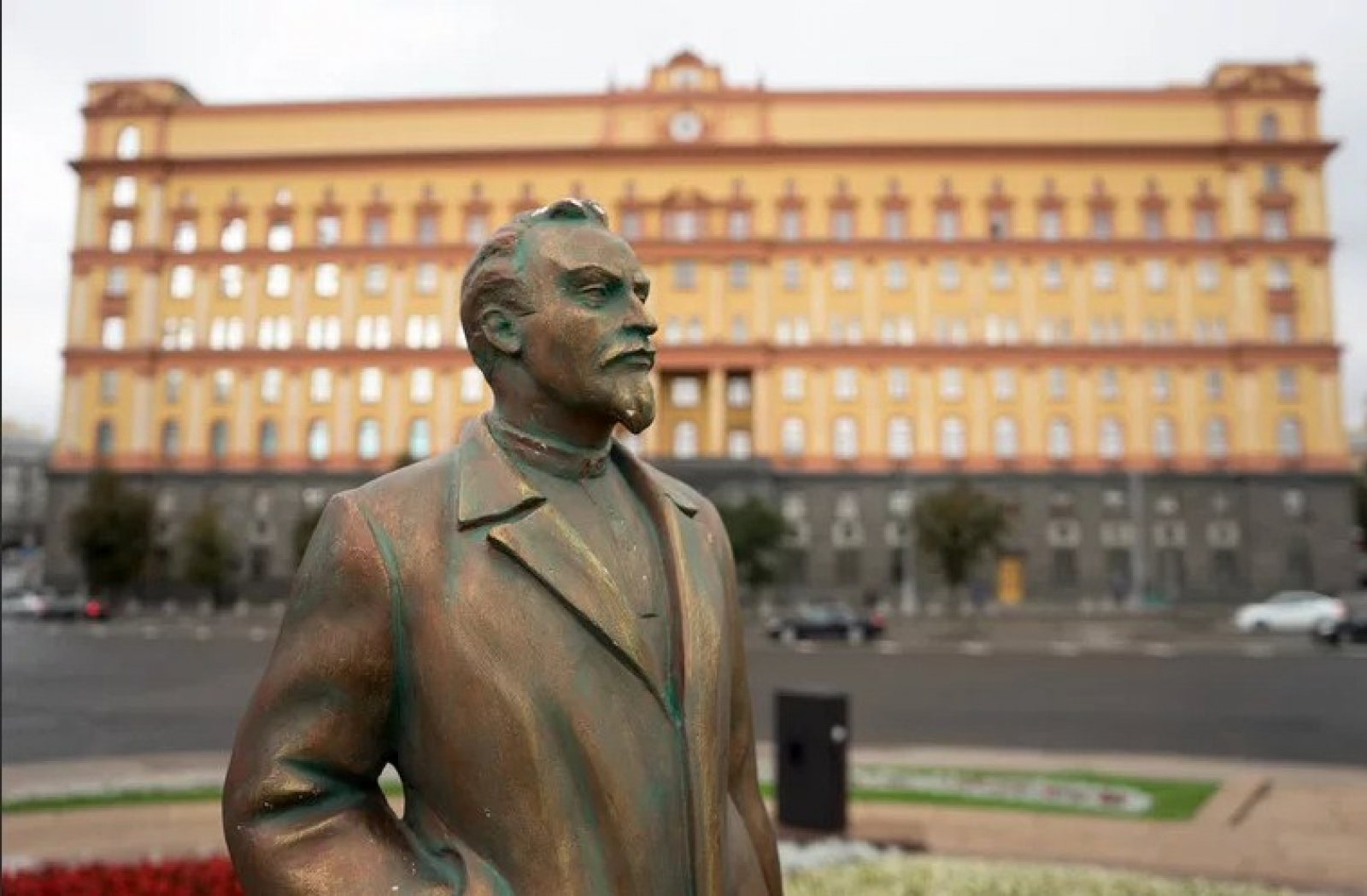 Памятник дзержинскому на лубянке. Феликс Дзержинский памятник на Лубянке. Памятник Феликсу Дзержинскому на Лубянской. Лубянская площадь памятник Дзержинскому.