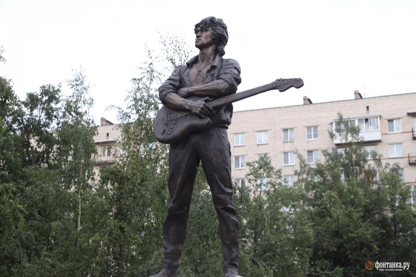 В каком городе установили памятник. Памятник Виктору Цою в Санкт-Петербурге. Памятник Виктору Цою в Санкт-Петербурге на ветеранов. Памятник Цою на проспекте ветеранов. Памятник Виктору Цою в Москве.