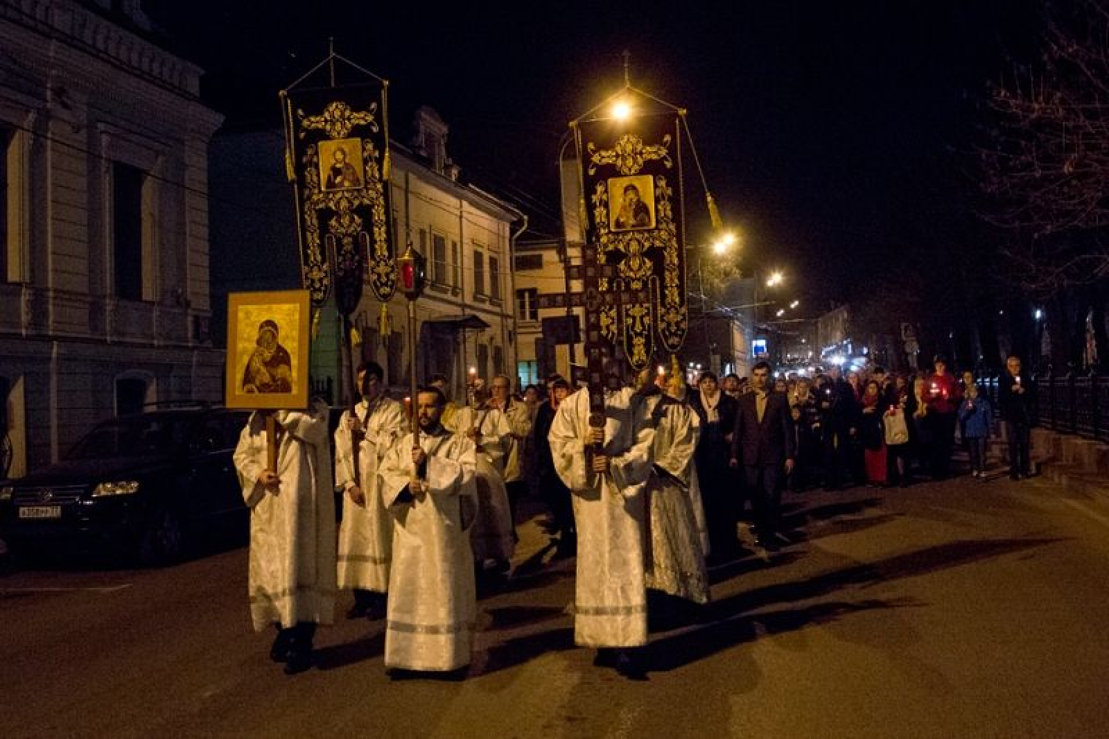 крестный ход вокруг храма