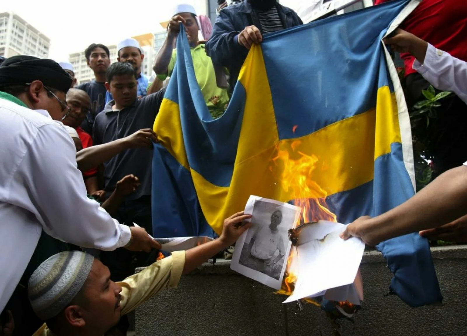 Сжигают мусульман. Мигранты в Швеции. Арабы в Швеции. Шведы и мигранты. Мусульмане в Швеции.