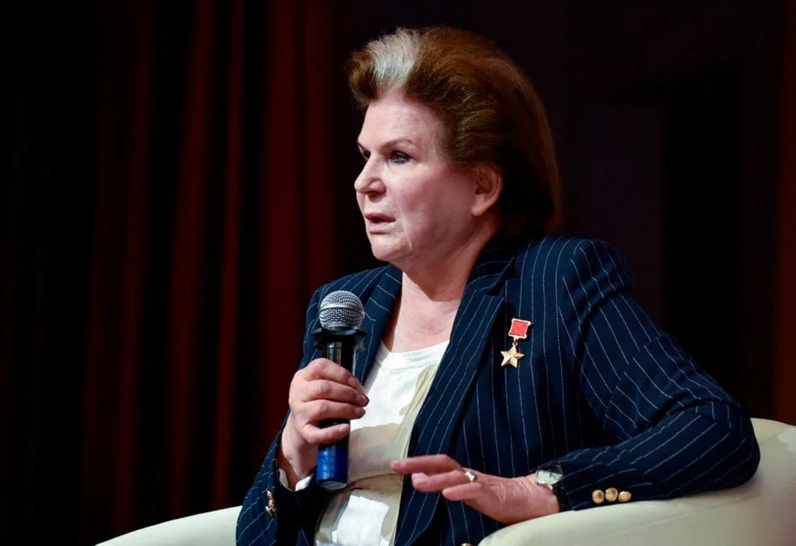 Валентина Терешкова предложила сделать "Рассказы о Путине" настольной ...