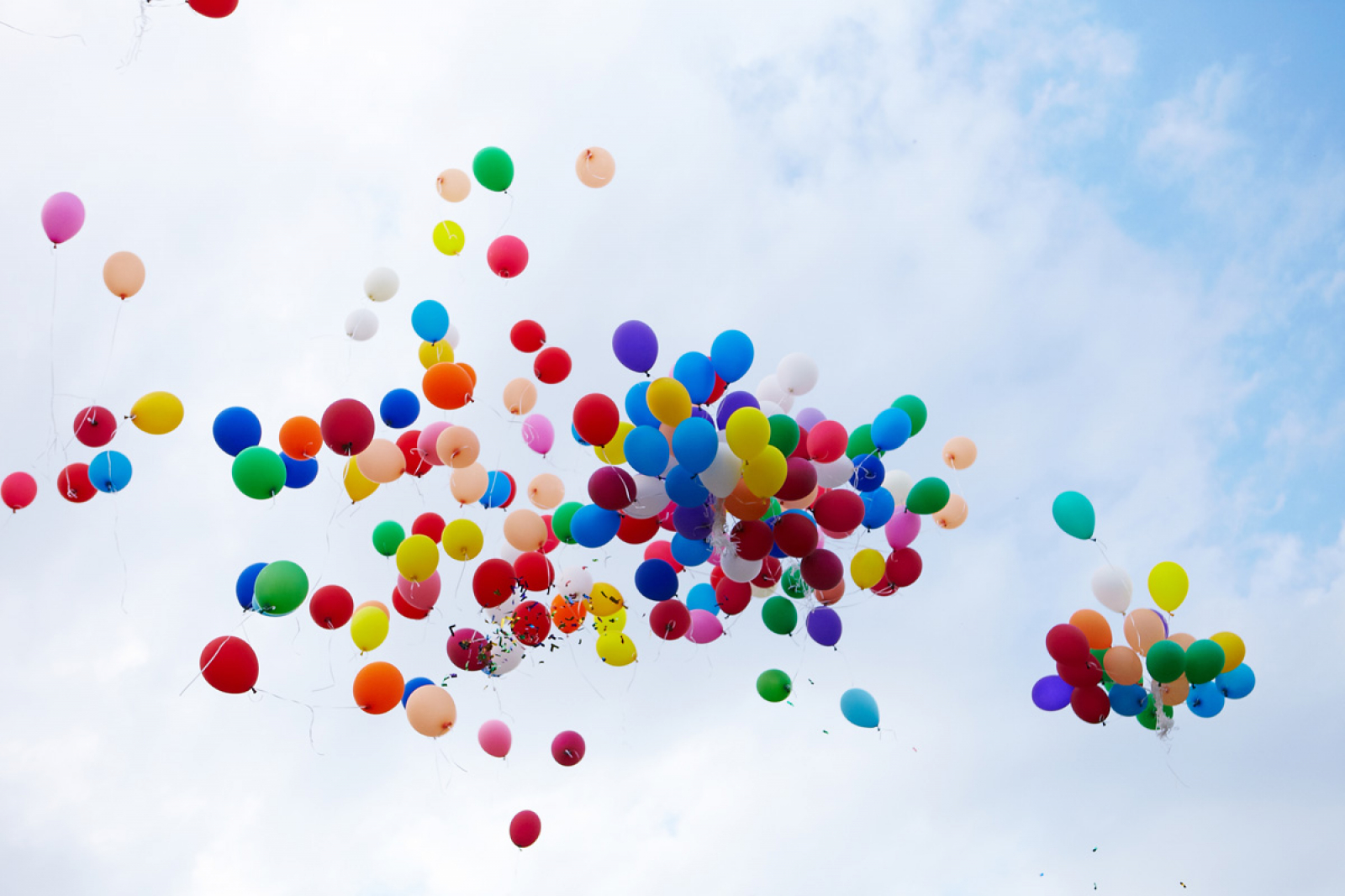 Шары улетели в небо. Шарики в небе. Воздушные шары. Воздушный шарик. Разноцветные шарики воздушные.