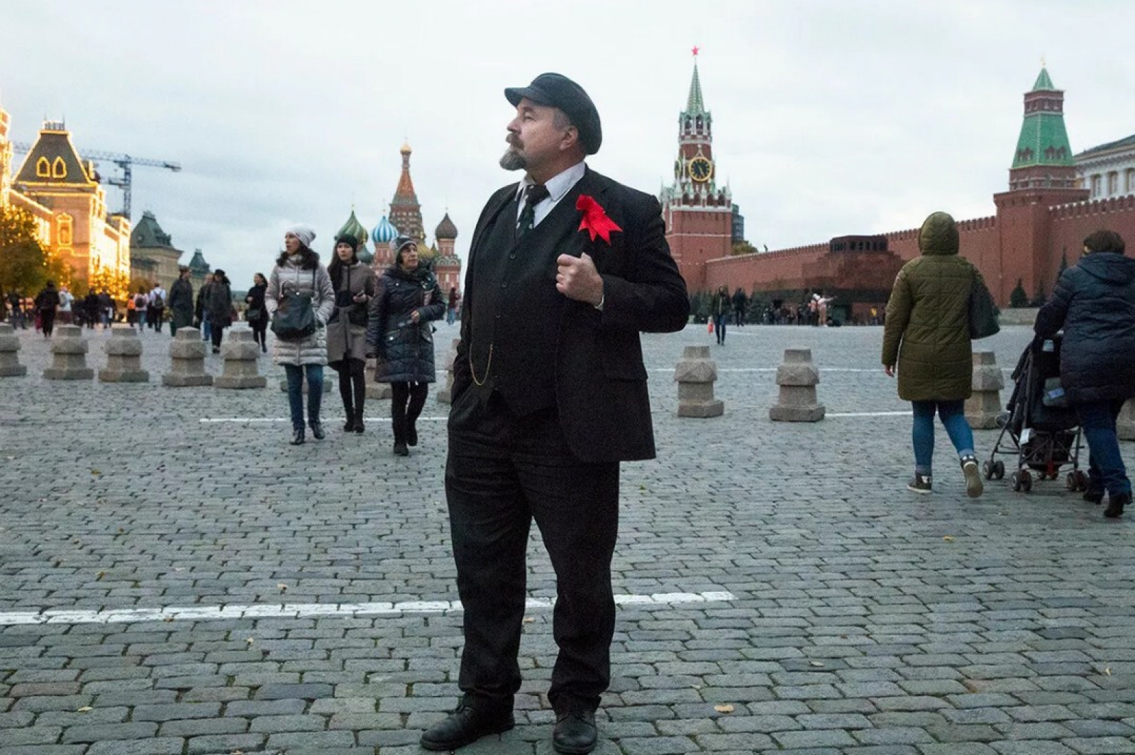 Там где ленин стоит. Мавзолей в.и Ленина на красной площади в Москве. Двойник Ленина на красной площади. Ленин в Москве красная площадь.