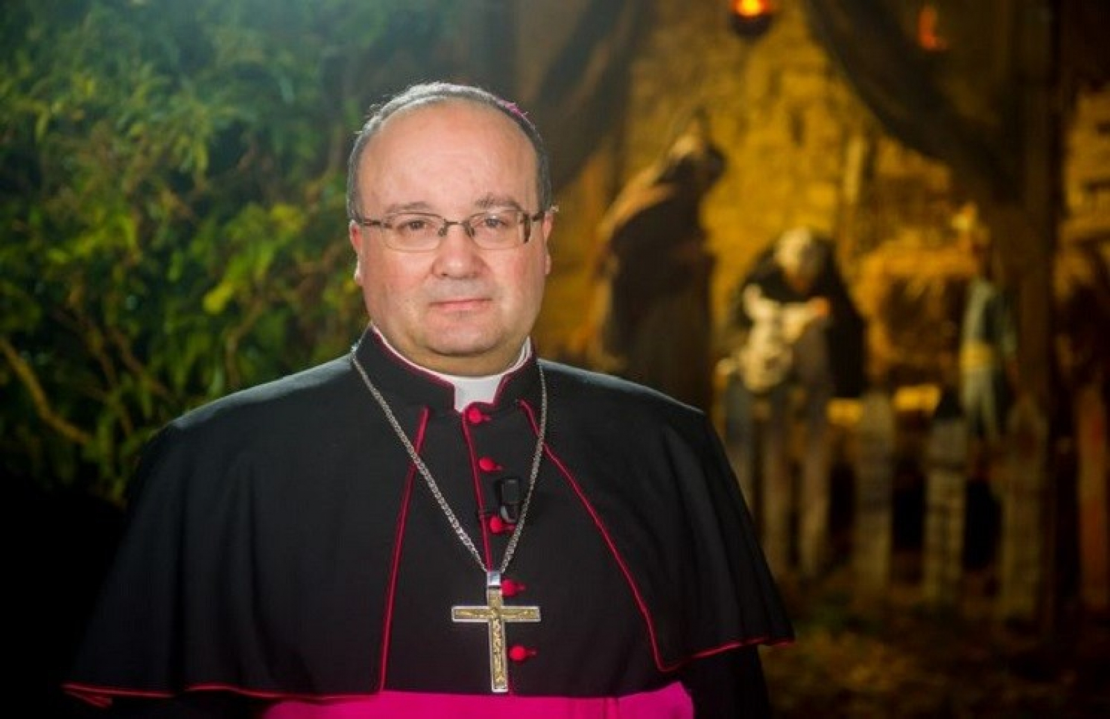 Католическая церковь папа римский. Падре лоренцо куарт. Католическая церковь папа римский. Сутана папы римского. Архиепархии католической церкви.