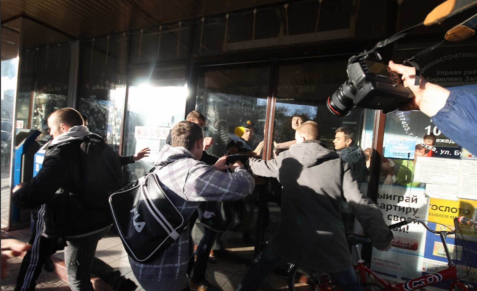 инструктаж по соблюдению мер профилактики коронавирусной инфекции. посещение общественных мест. памятка для посетителей по профилактике коронавирусной инфекции. воздержитесь от посещения общественных мест. люди в общественном транспорте.