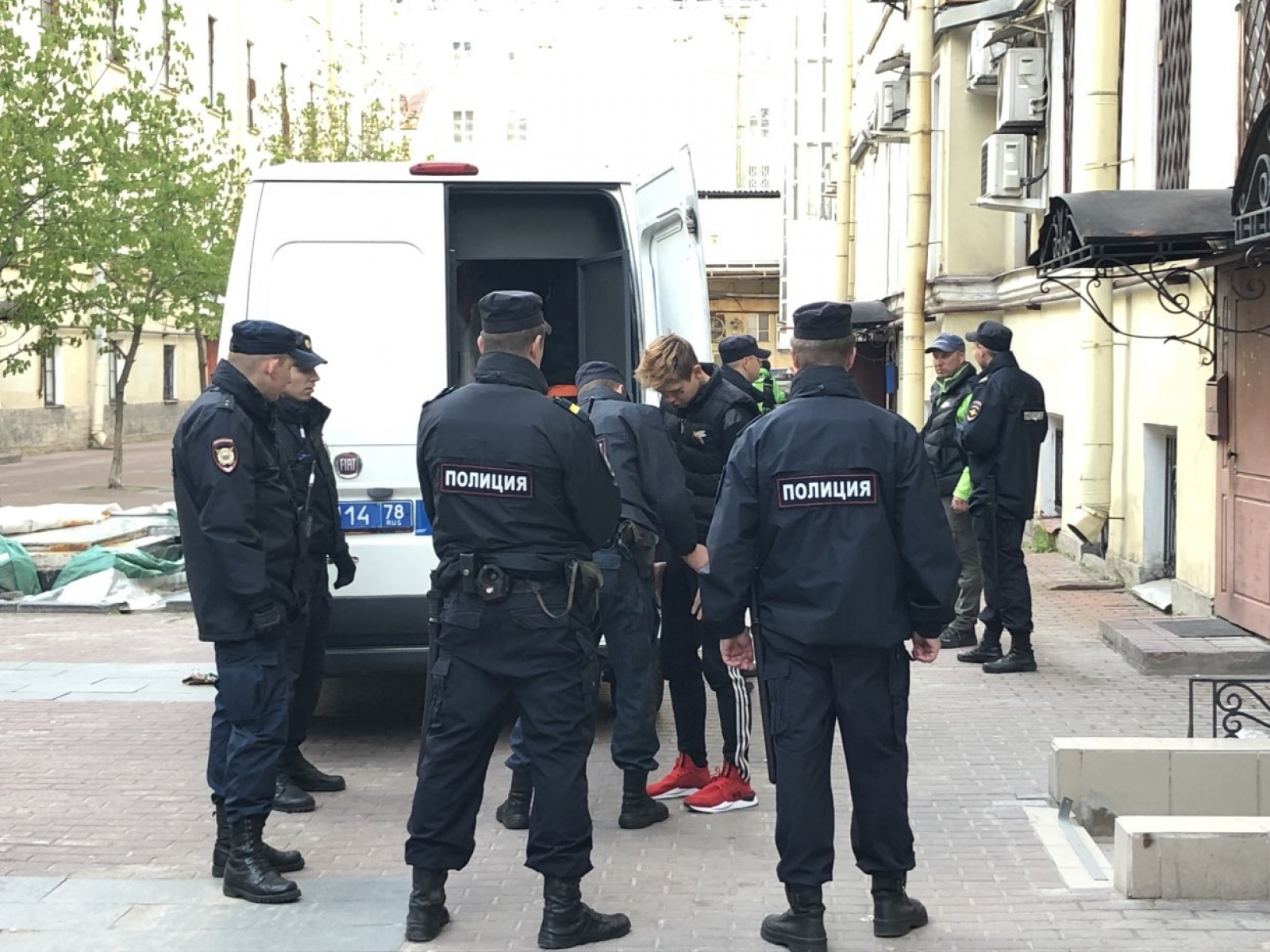 Там полиция. Полиция Петербурга. Полиция на Невском. Полиция Питера Невский.