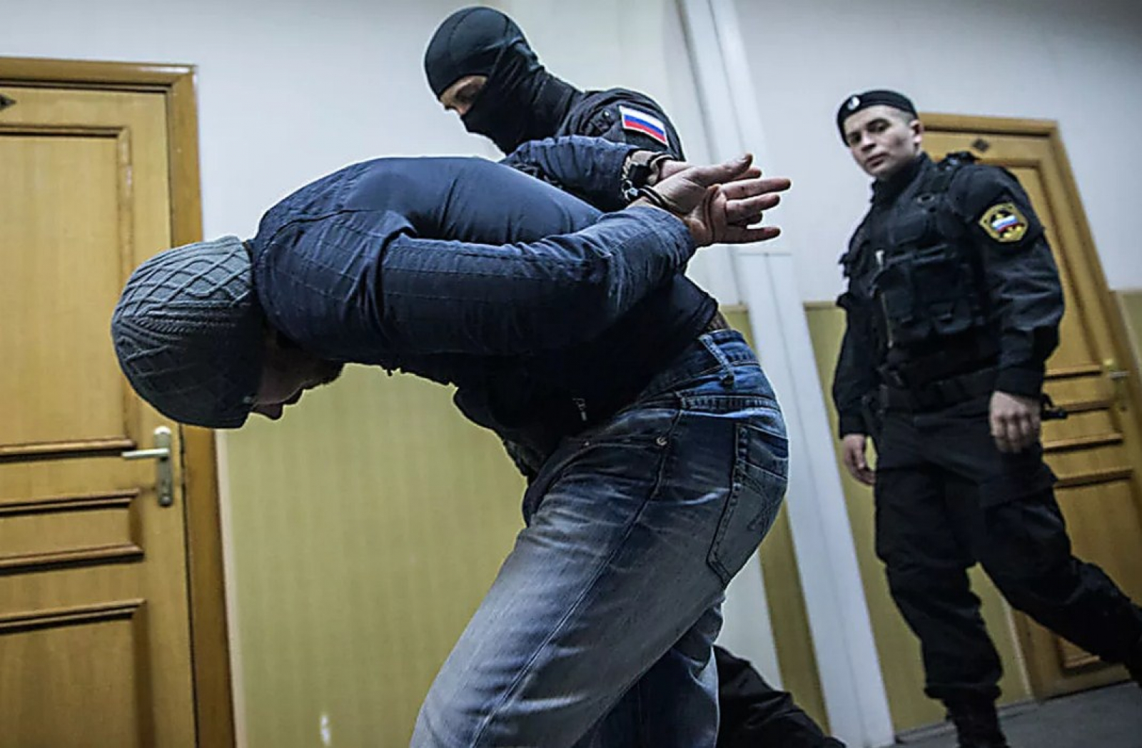 Преступник раскается он противоречит. Полицейский задерживает преступника. Преступник в наручниках. Полицейский и преступник.