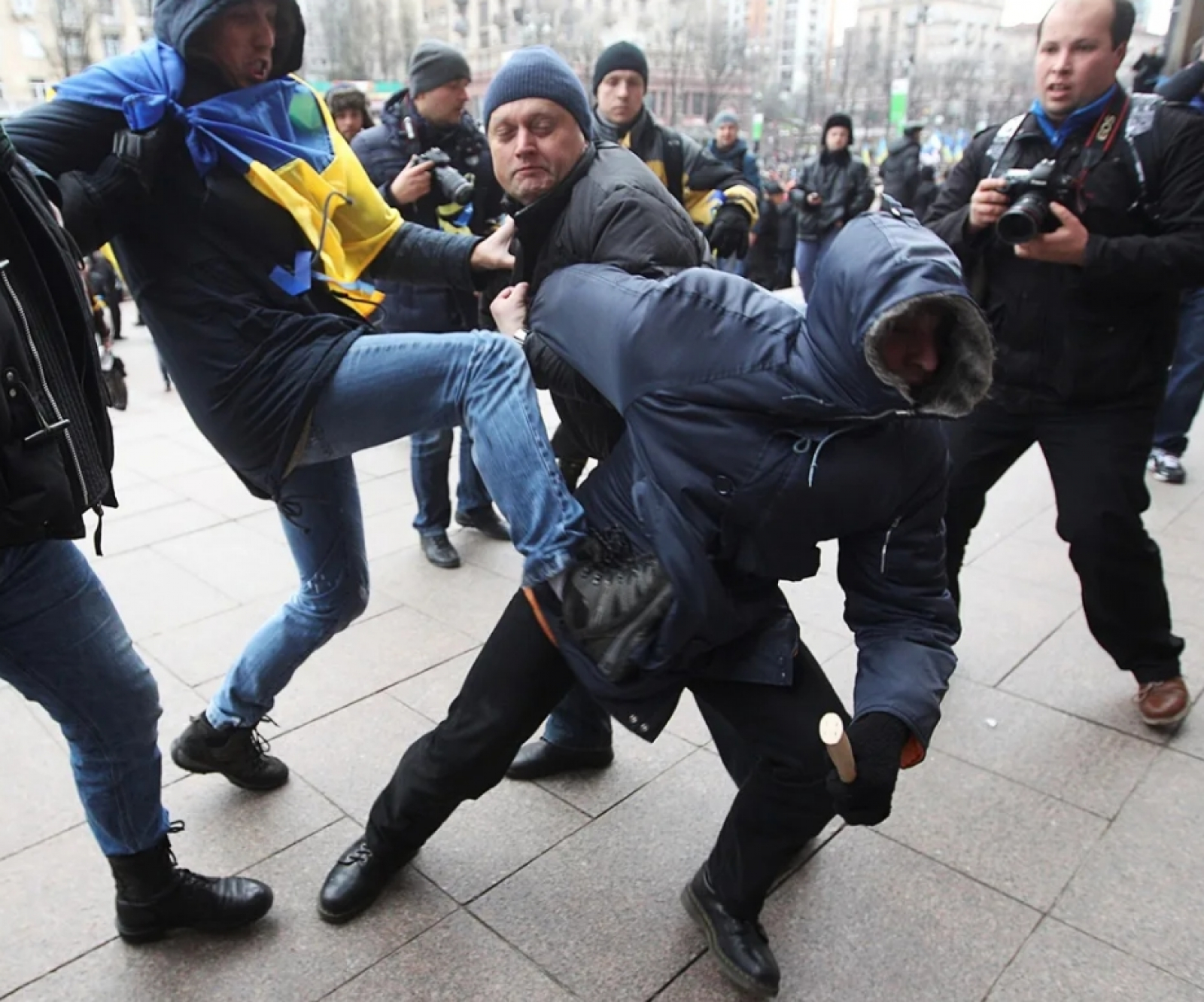 Нападение толпой. Толпа украинцев.