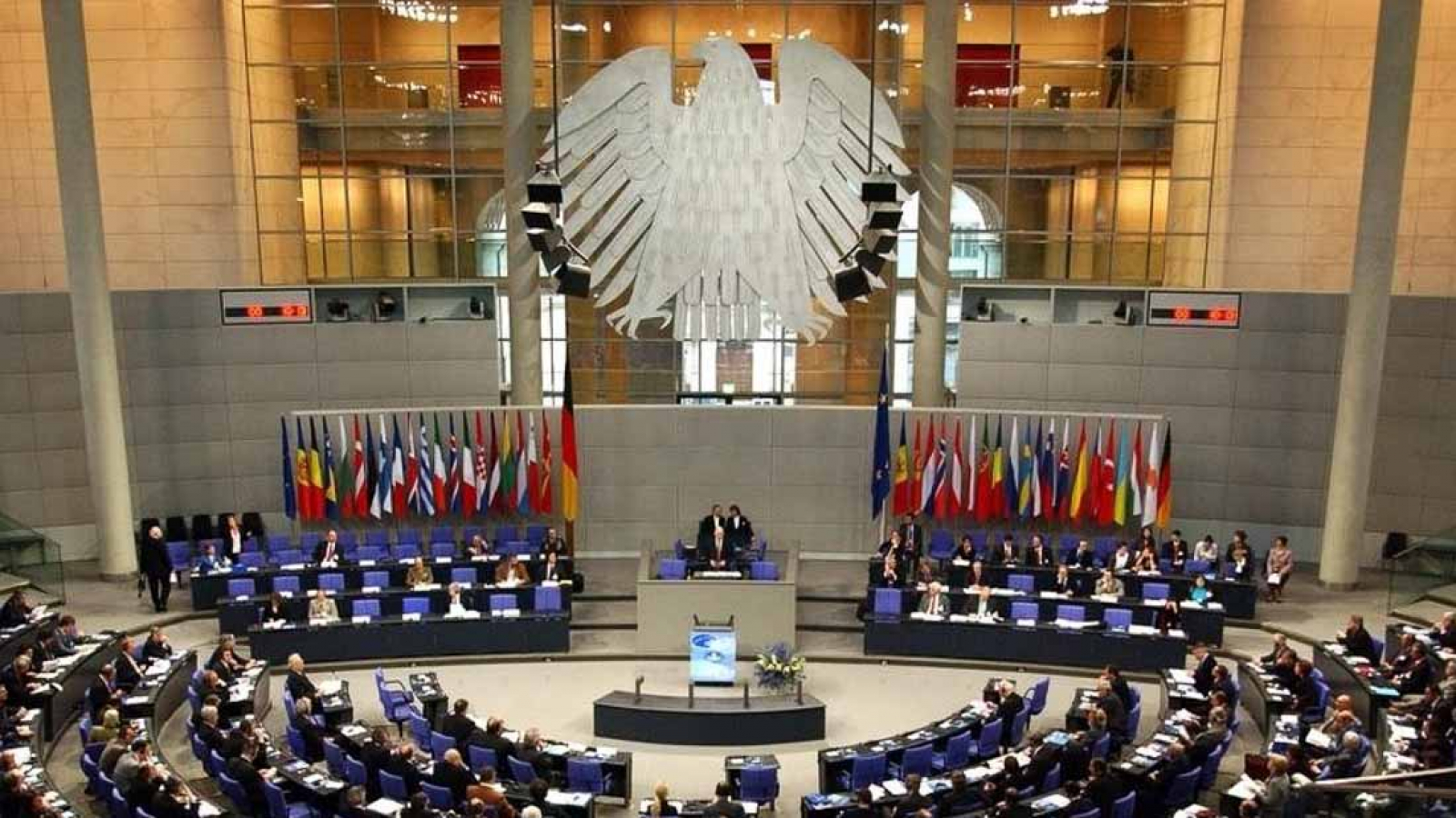 Немецкий парламент. Парламент Германии Бундестаг. Заседание Бундестага Германии. Федеральный парламент ФРГ. Парламент Германии зал заседаний.