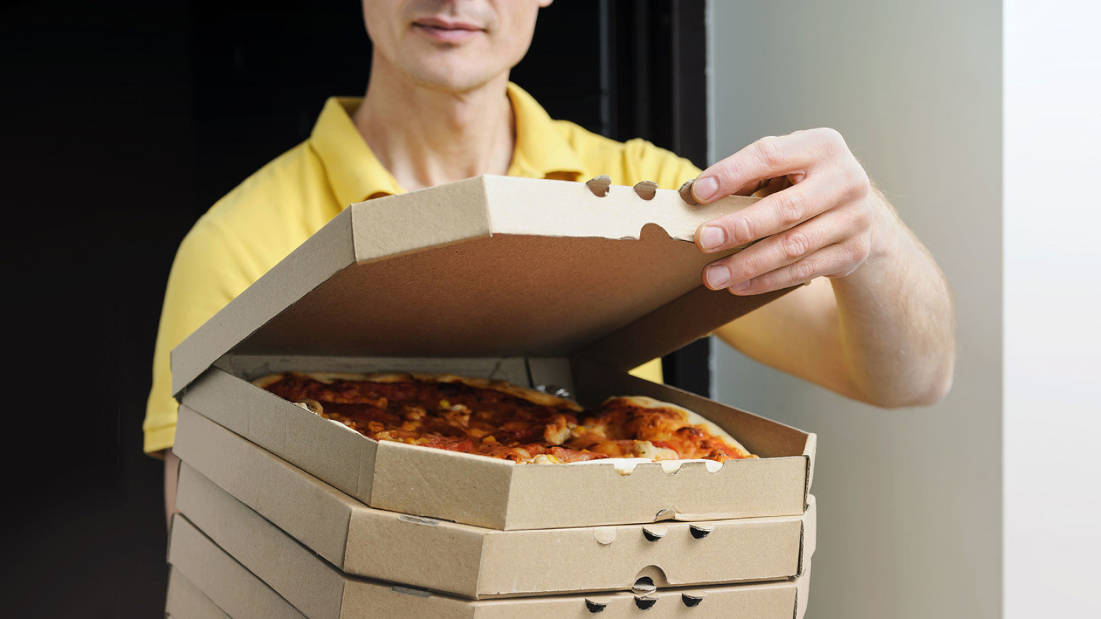 Delivery pizza. Доставщик еды. Доставщик пиццы. Курьер пиццы. Курьер еды.