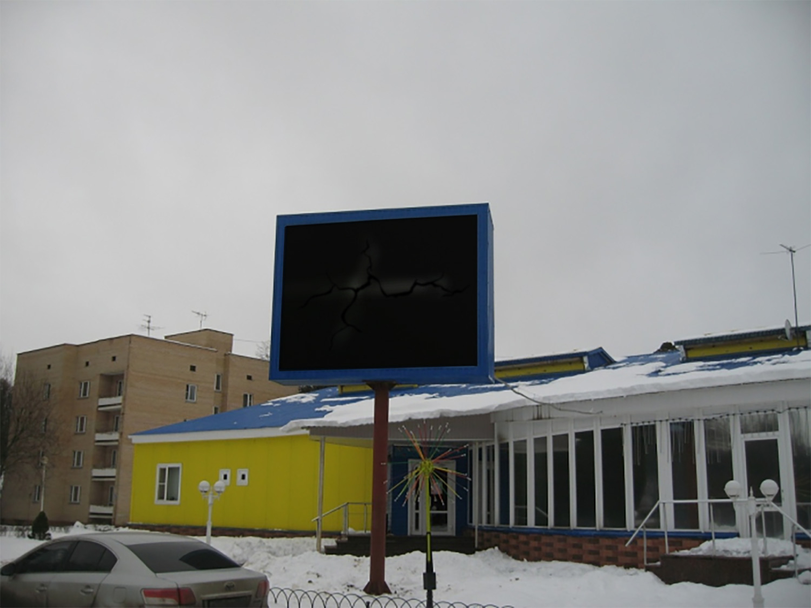 На главной площади Барнаула от мороза треснул экран, показывающий, как ...