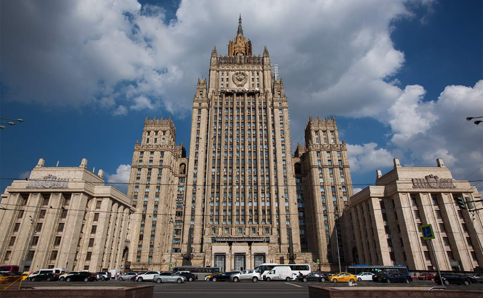 Russian ministries. МИД РФ здание. Здание МИД РФ обелиски. МИД РФ здание табличка. Москва здание МИД РФ обелиски.