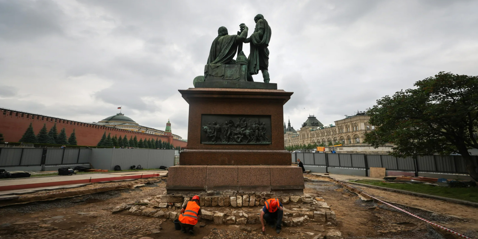 Памятник минину и пожарскому на красной площади фото