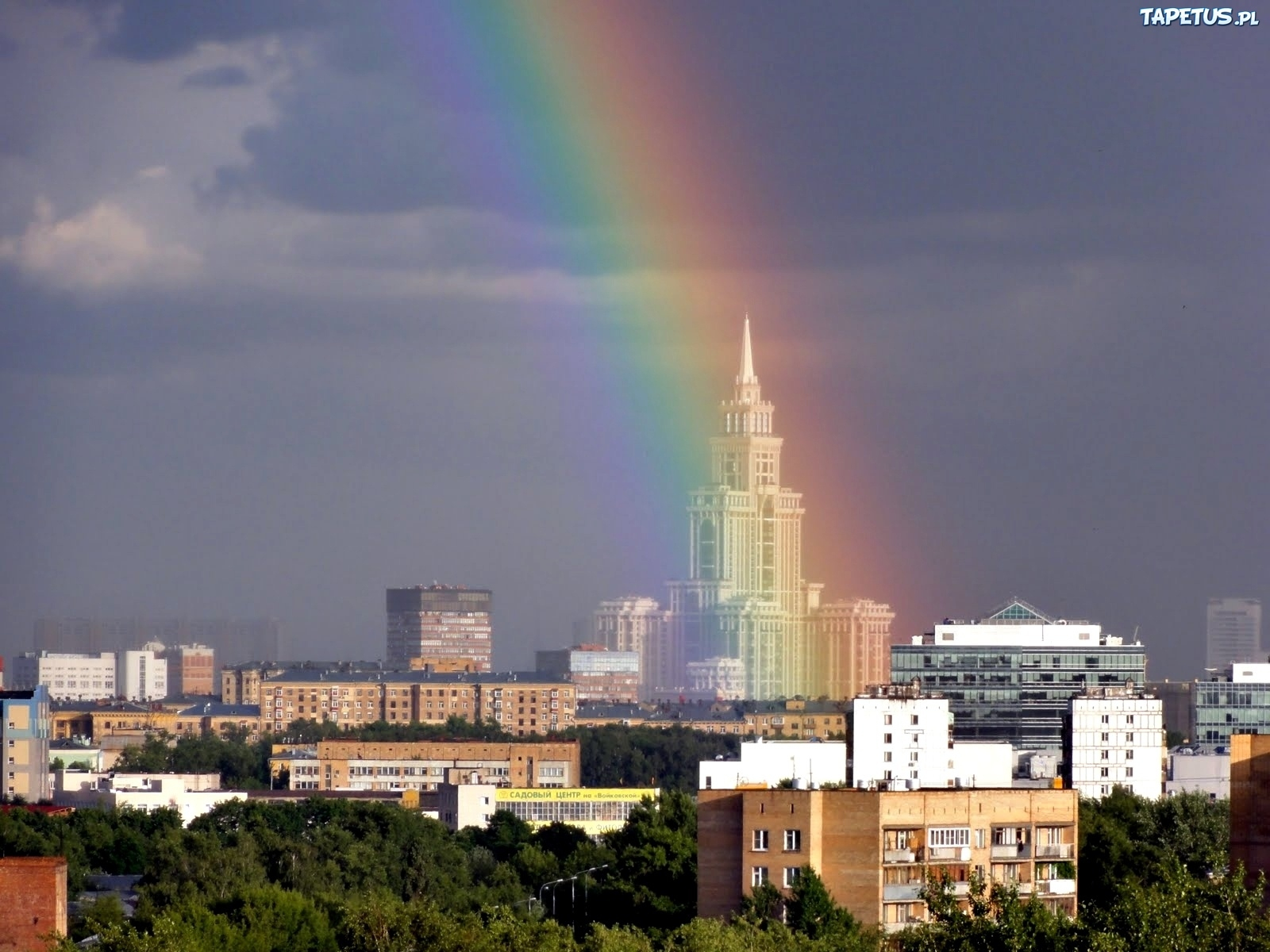 Радуга улиц. Двойная Радуга в Москве. МГУ Радуга. Радуга над Москвой. Радуга над Кремлем.