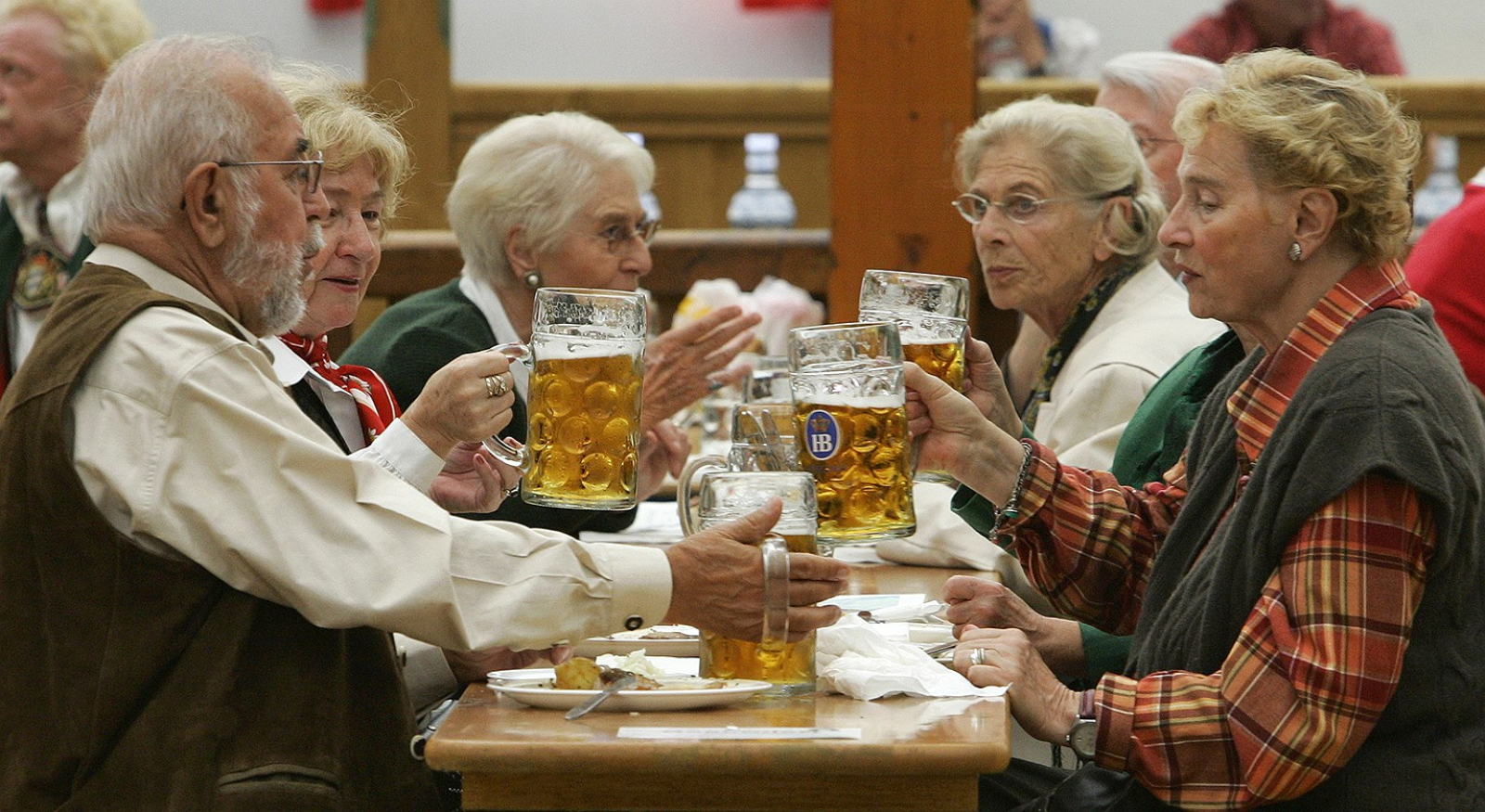 Самая пенсионерка. Пенсионеры в Германии. Старики в Германии. Пожилые люди в Германии. Пожилой немец.