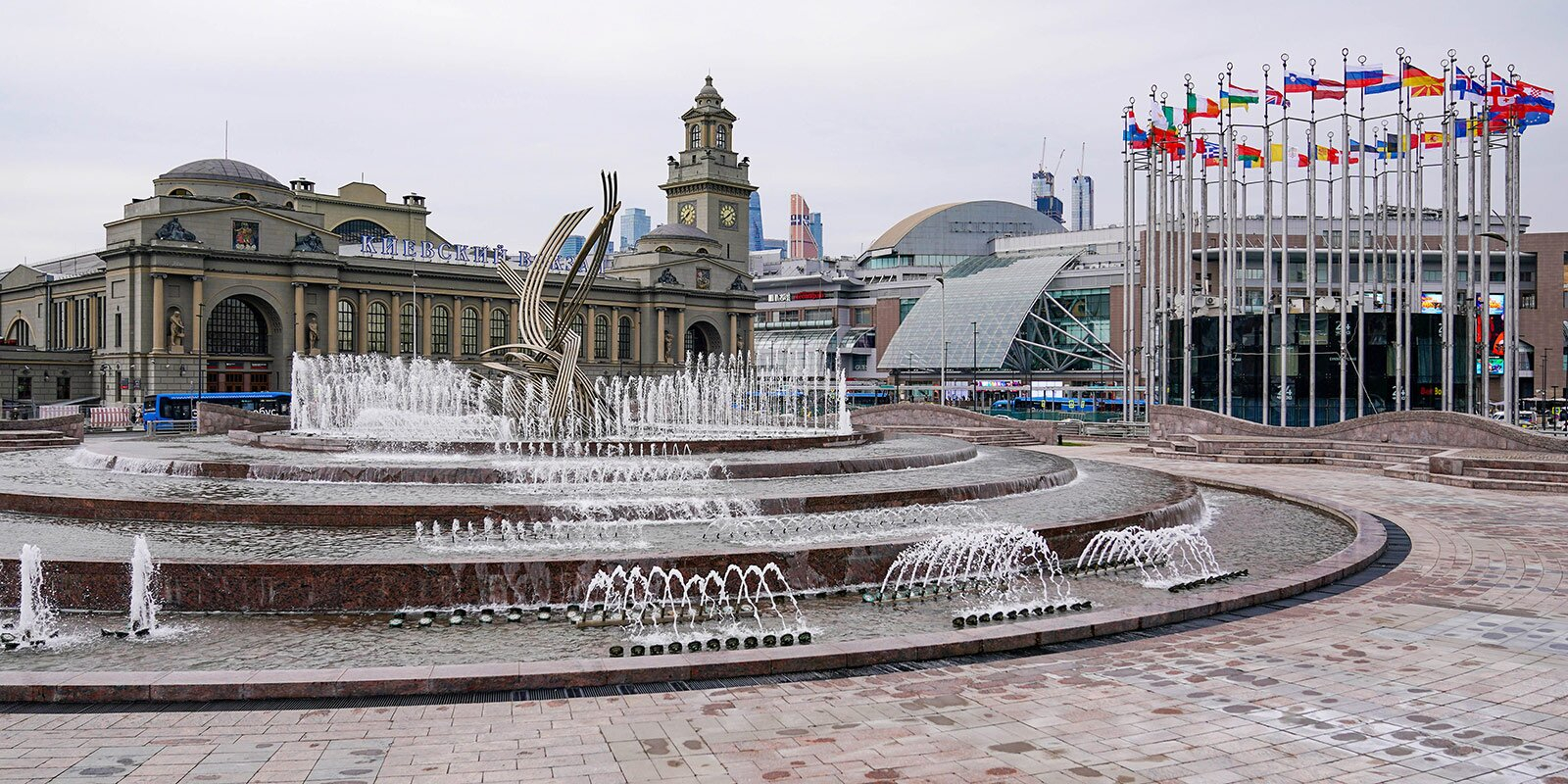 Киевская площадь москва. Фонтан похищение Европы у Киевского вокзала. Площадь Европы Киевский вокзал. Москва фонтан около Киевского вокзалам. Фонтан Европа Киевский вокзал.