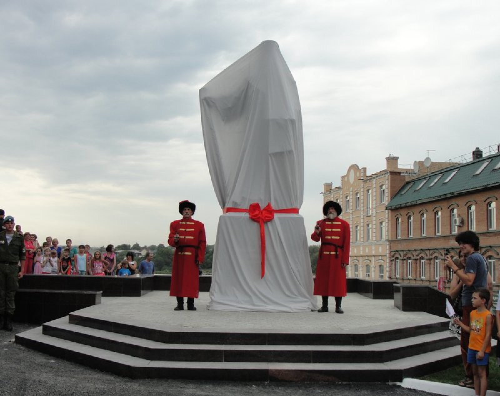 Открытие памятника текст. Памятник Воеводе Козловскому в Сызрани. Покрывало на открытие памятника. Открытие памятника. Торжественное открытие памятника.