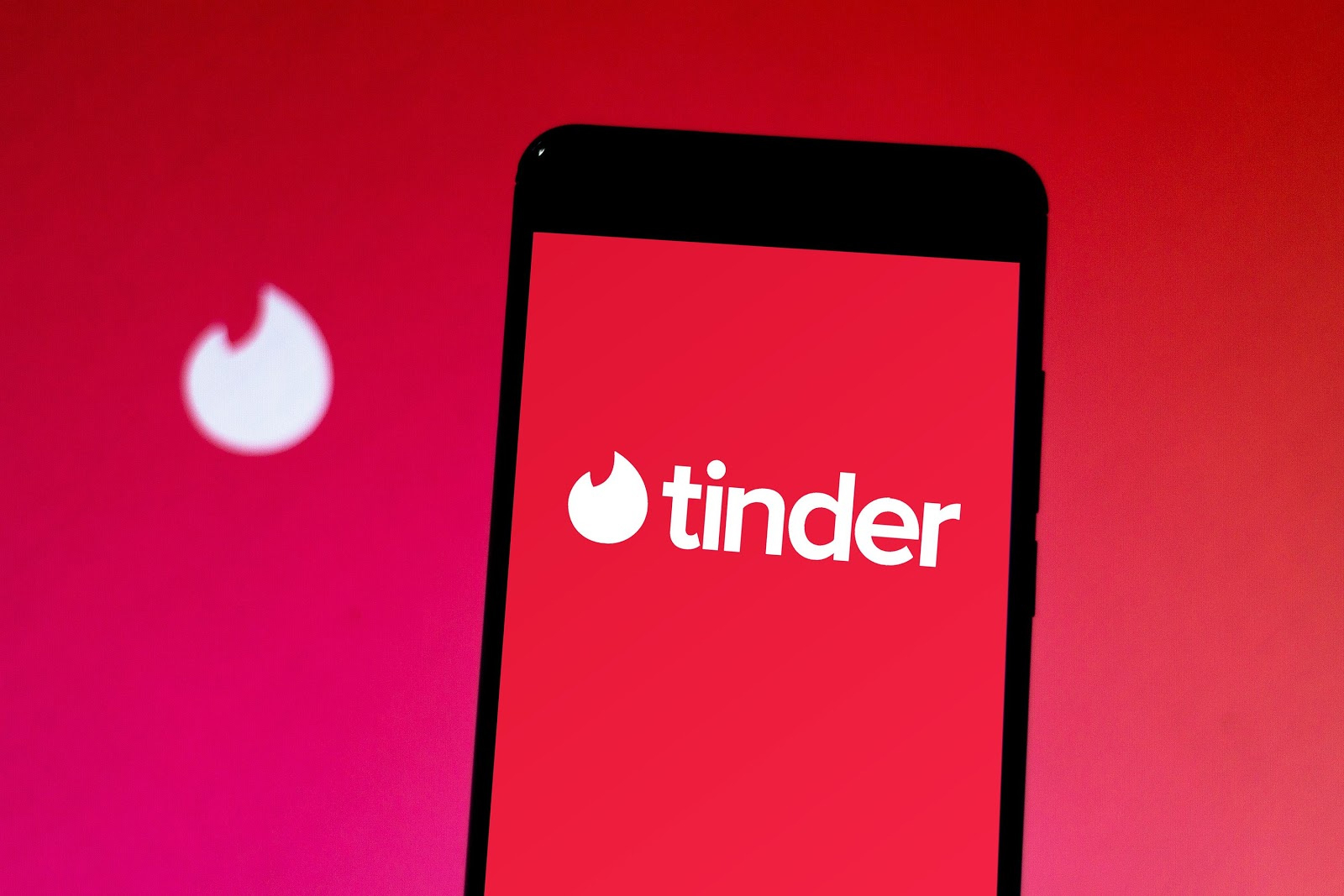 Tinder перестанет отображать биологический пол, потому что он «никому не  важен, кроме трансфобов»