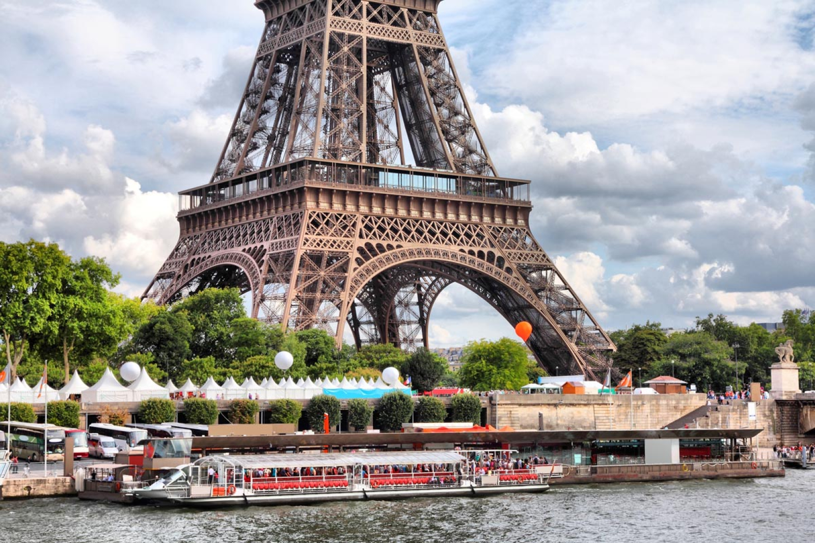 The eiffel tower. Эйфелева башня в Париже. Эйфель башня Франция. Достопримечательности Франции эльфивая башня. Достопримечательность эльфелева башня.