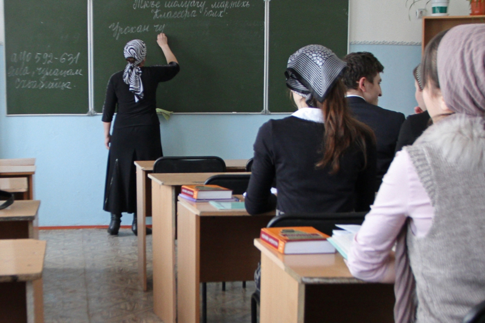 Родной язык в школе урок. Учитель Дагестана. Дагестанские учителя. Дагестан школа. Молодые учителя в школах.