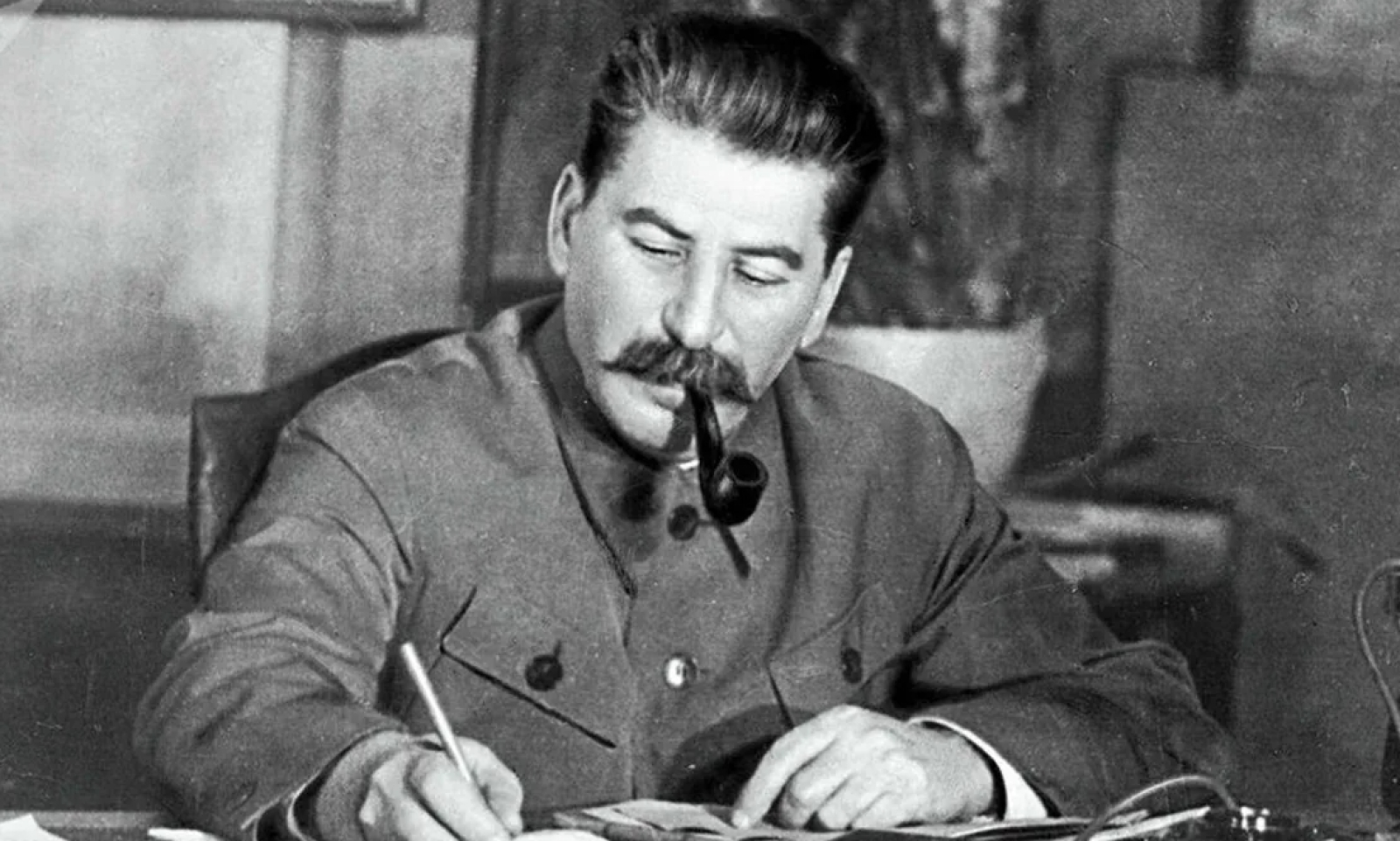 МИД Грузии потребовал от России вернуть трубку, китель и сапоги Сталина