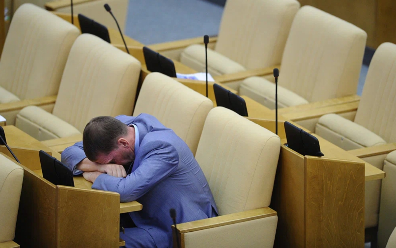 Палата депутатов рф. Депутаты Госдумы РФ спят. Депутаты на совещании спят.