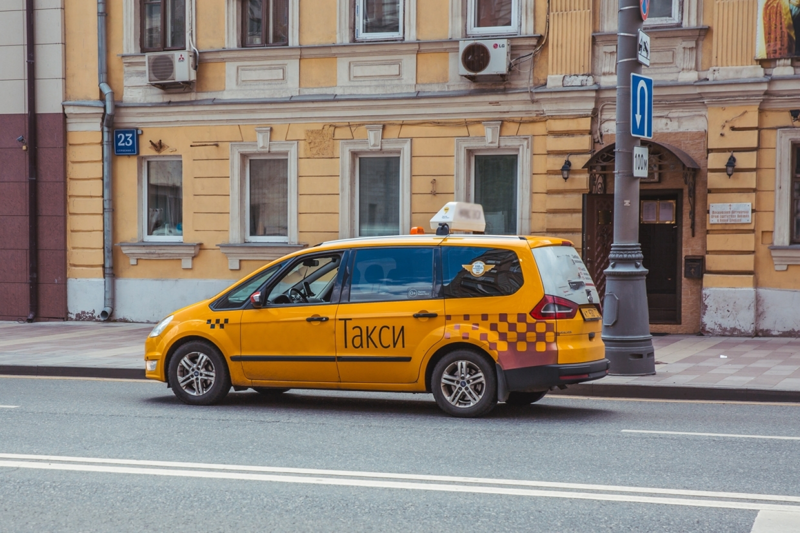 Где русские таксисты. Машина "такси". Автомобиль «такси». Такси Россия. Такси машина Россия.