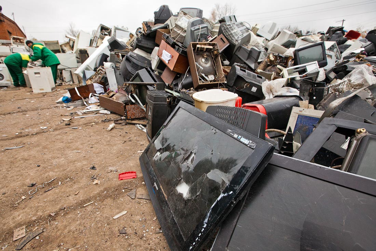Свалка телевизоров. Утилизация электроники. Шилялис 401. Старый телевизор. Сдать старые телевизоры воронеж.
