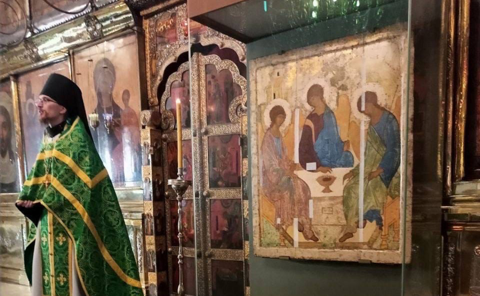 "Троицу" Рублева установили в стационарный киот в Троицком соборе на ее историческом месте