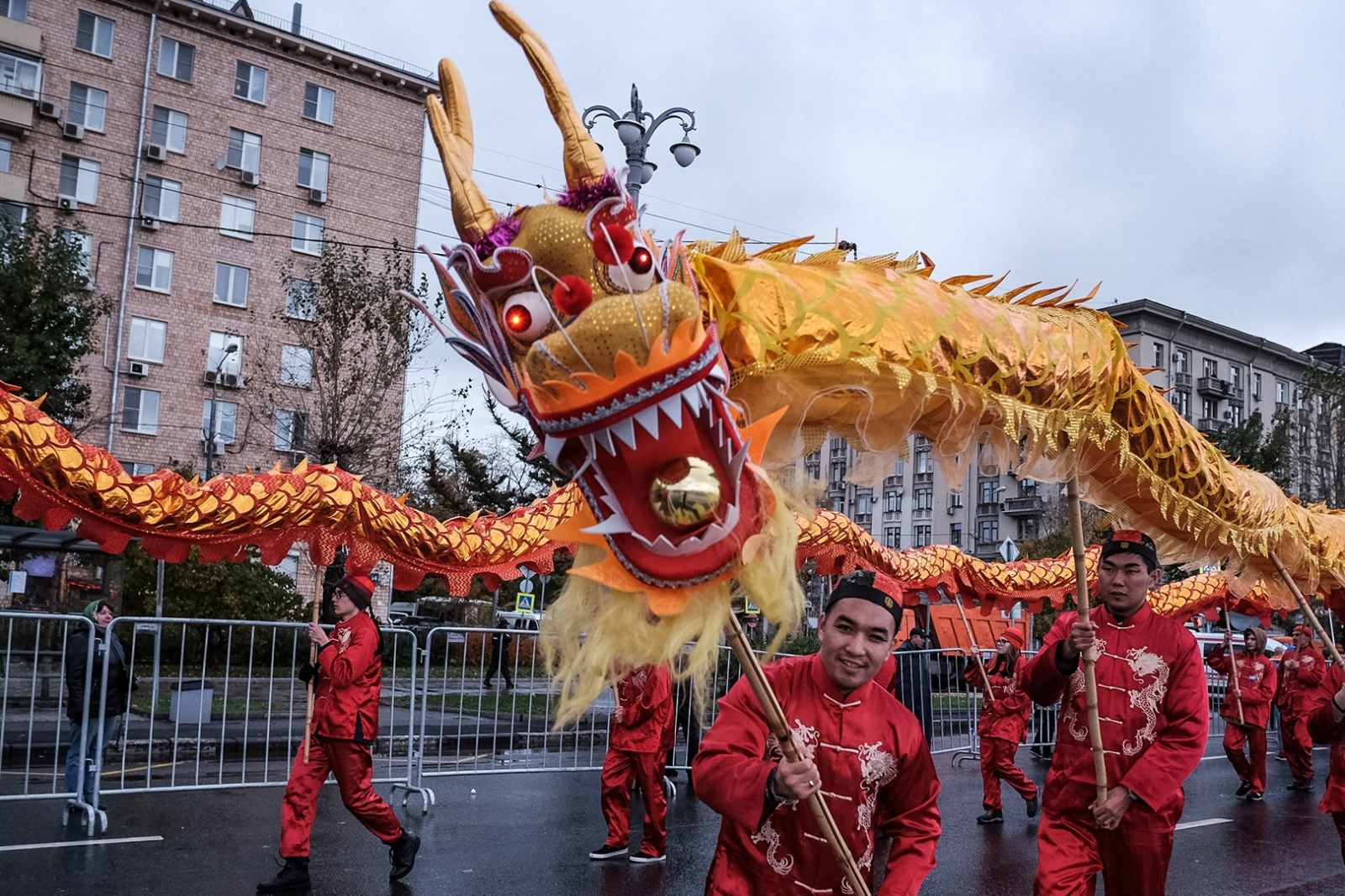 Китайский новый год праздник. Праздник дракона. Китайский дракон. Китайский дракон праздник. Танец с драконами.