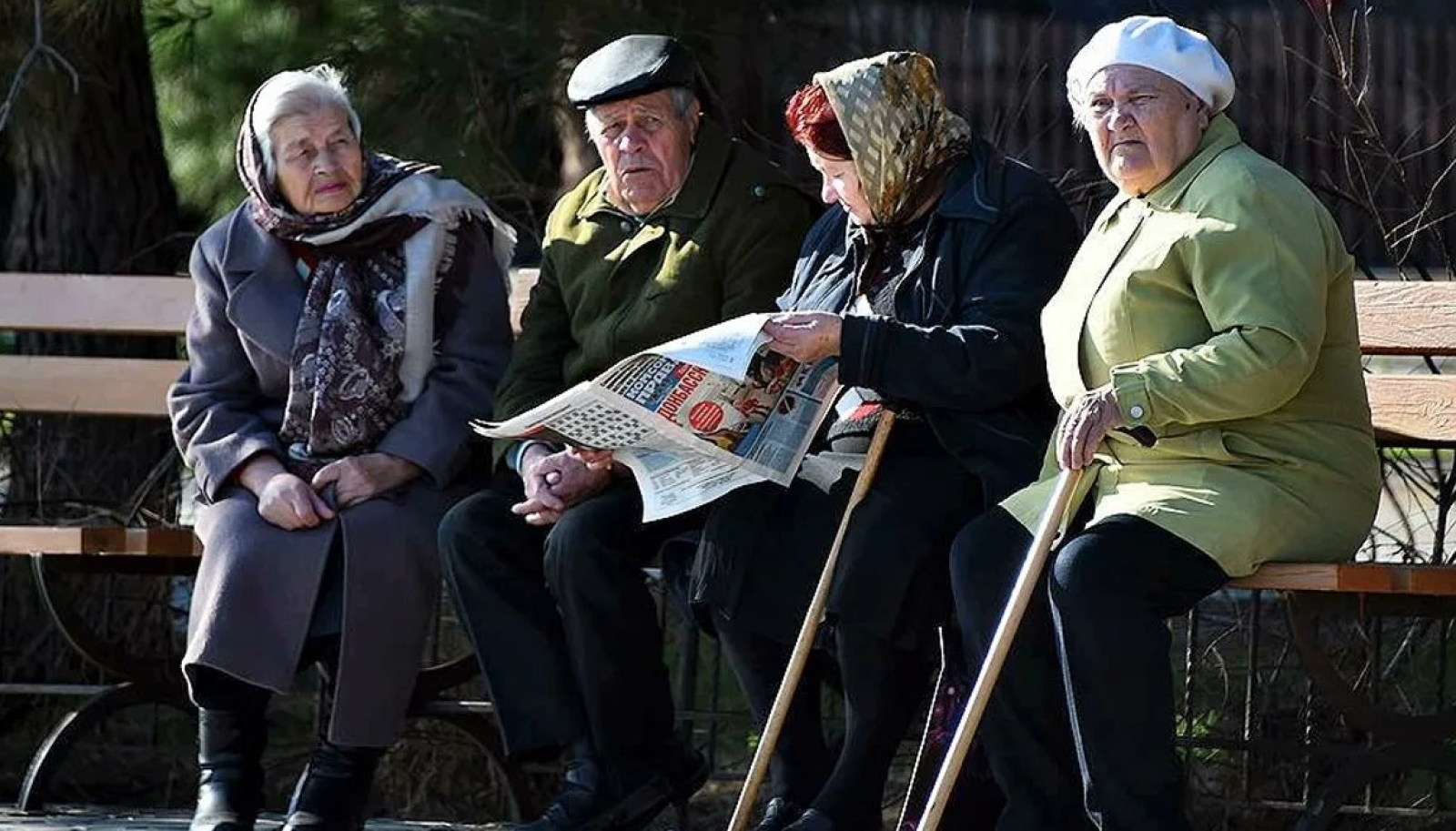 Новости от правительства пенсионерам. Пенсионеры на скамейке. Пожилые люди. Пенсионеры на лавочке. Старики на лавочке.
