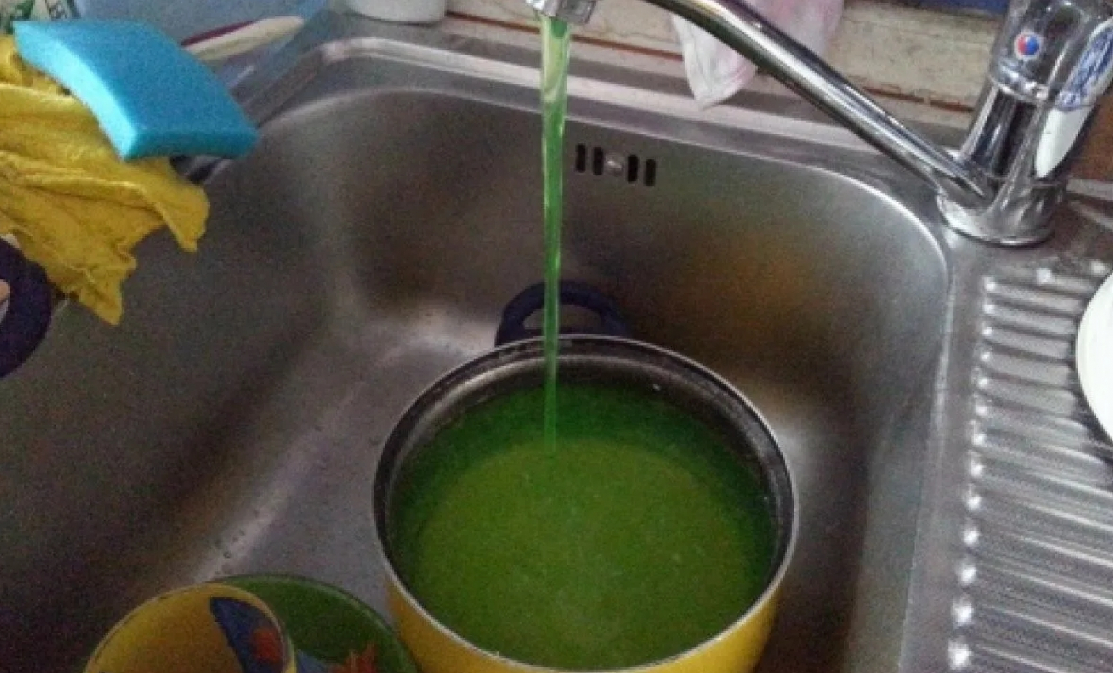 Зеленая горячая вода