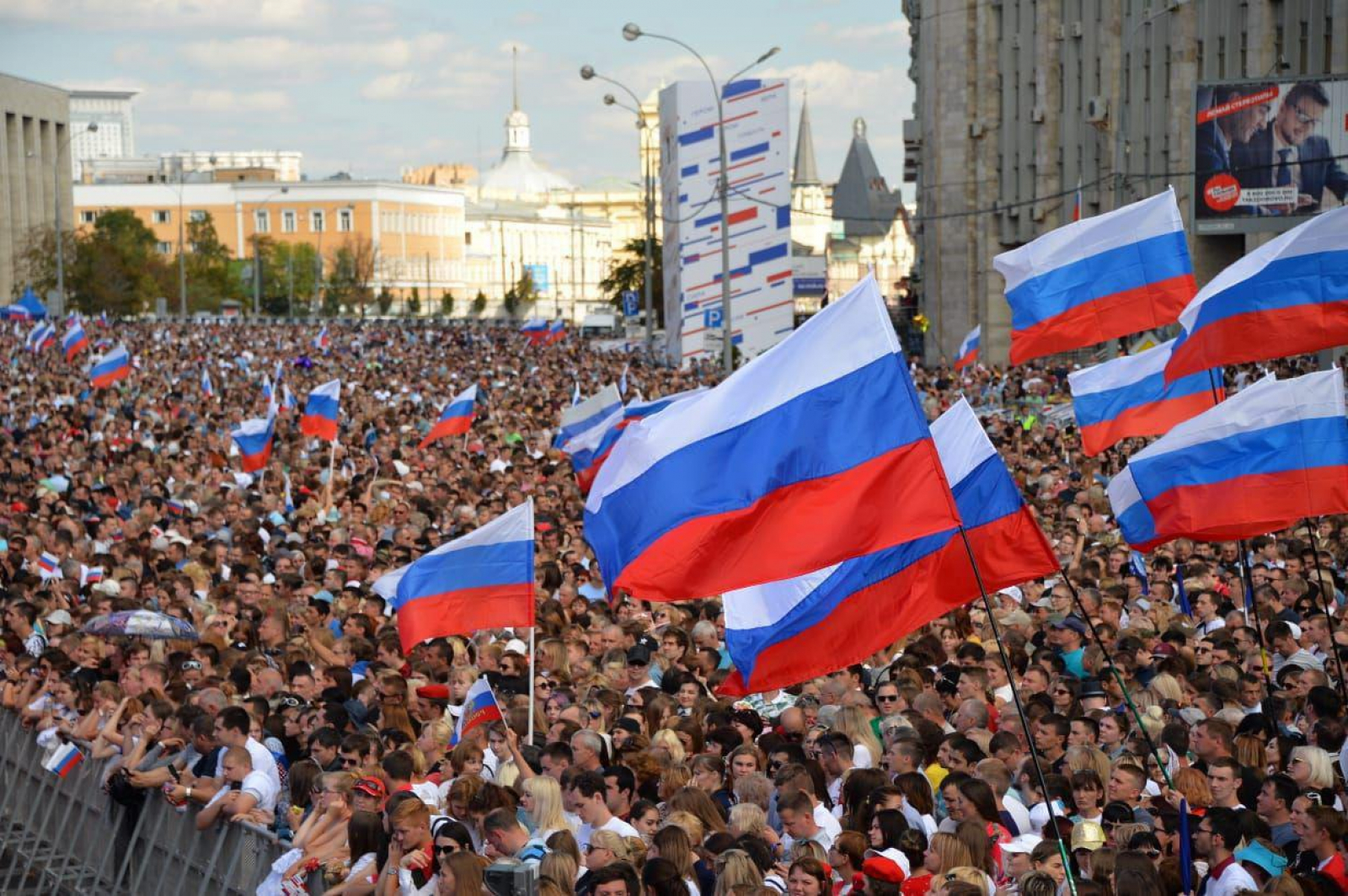 Россия она большая. Россия человек. Толпа народа с российским флагом. Россияне с флагами. Российский народ.