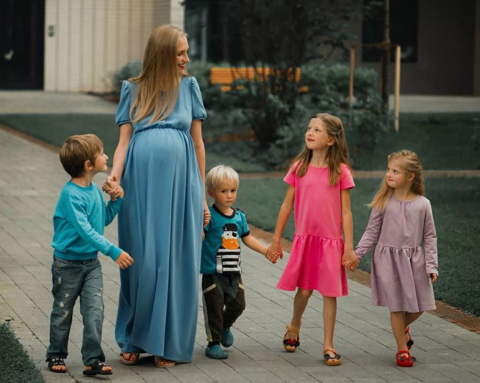 Многодетная мама. Мать 3 детей. Многодетная мать. Молодая многодетная мама. 12 детей в семье.