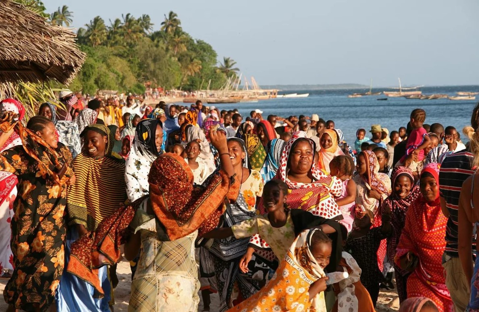 Женщины живущие на острове. Африка Танзания Занзибар. Танзания Занзибар жители. Занзибар местные жители. Остров Занзибар население.