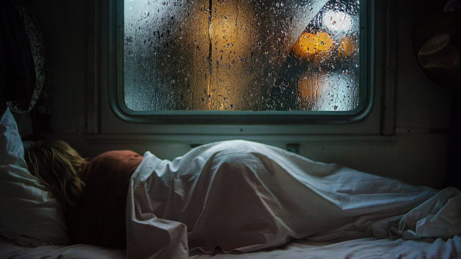 К чему снится видеть окно. Девушка в поезде. Поезд. Поезд ночью. Люди спят в поезде.