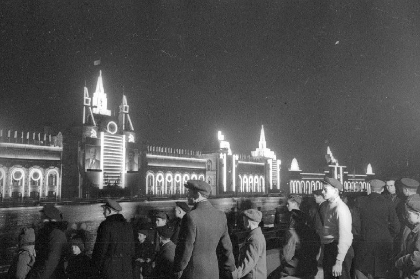 Советская ночь. ГУМ 1930 Москва. Эммануил Евзерихин ретроспектива. ГУМ Москва 1950 года. Москва 1930 Кремль.